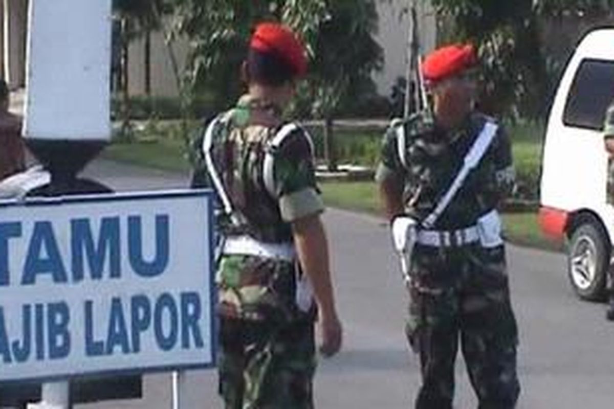 Anggota Kopassus sedang bertugas di Markas Group Dua Kopassus Kandang Menjangan, Jumat (5/4/2013)