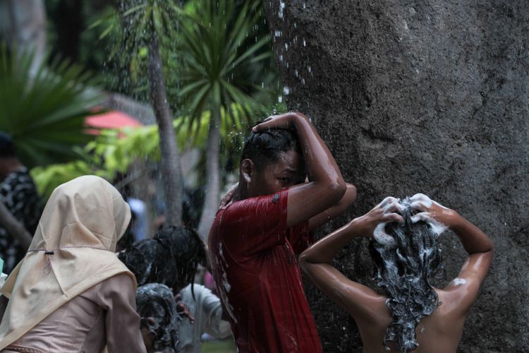 Anak-anak mandi usai bermain di Pantai Lagoon Taman Impian Jaya Ancol, Jakarta pada hari kedua libur Lebaran, Minggu (23/4/2023). Taman Impian Jaya Ancol masih menjadi destinasi favorit untuk menghabiskan waktu libur Lebaran.