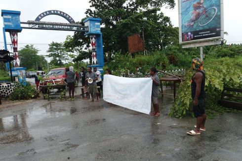 Kesal karena Sering Banjir, Warga Blokir Jalan Trans Jayapura-Keerom