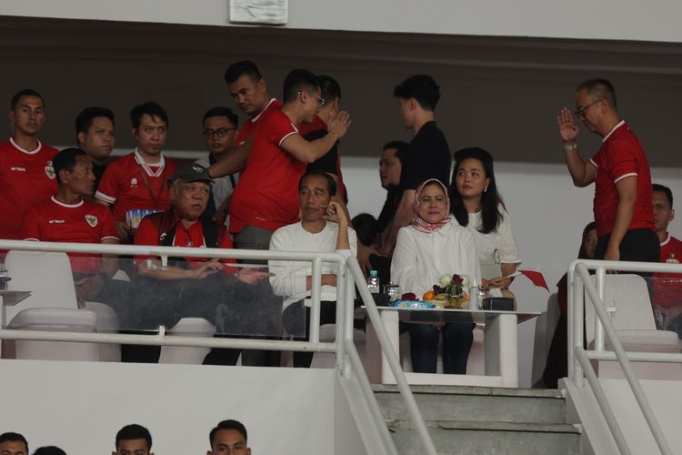 Presiden RI Joko Widodo terlihat berada di tribune menyaksikan laga Indonesia vs Vietnam di Stadion Utama Gelora Bung Karno, Kamis (21/3/2024)