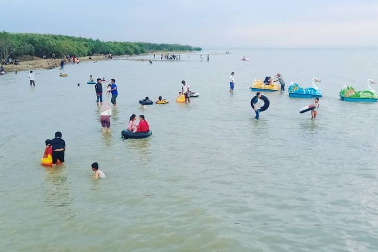 Suasana pengunjung tengah berwisata di Pantai Glagah Wangi Istambul, Demak, Jawa Tengah.