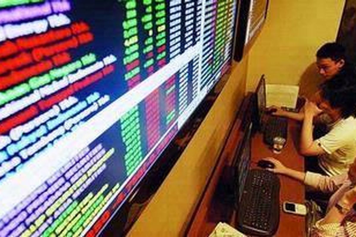 Investor memonitor pergerakan harga saham di galeri Indo Premier Securities di Jakarta.