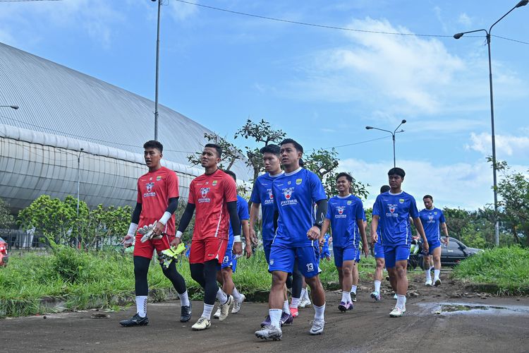 Juara bertahan Persib Bandung mulai memanaskan mesin di masa pramusim Senin (30/6/2025) di lapangan pendamping Stadion Gelora Bandung Lautan Api (GBLA), menatap musim Kompetisi Liga 1 2025-2026. 