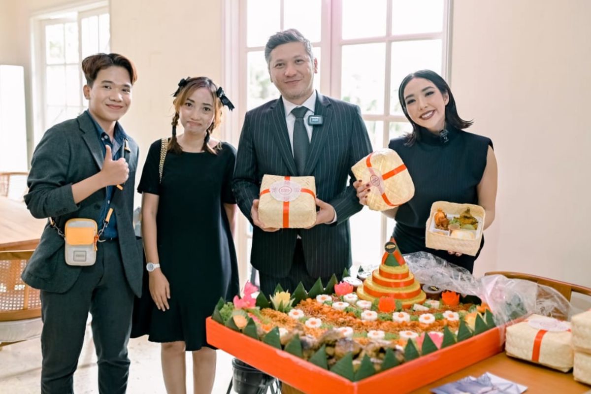 Gading Marten dan Gisella Anastasia saat menikmati makanan dari Katering Dapur Bu Sastro. 