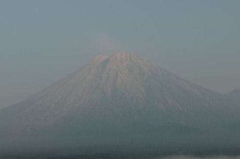 Gunung Semeru Luncurkan 5 Kali Awan Panas Guguran, Status Level III