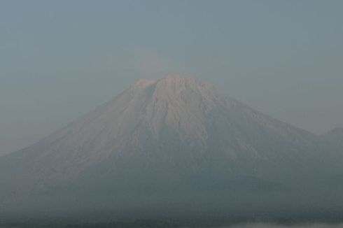 Gunung Semeru Luncurkan 2 Kali Awan Panas Guguran