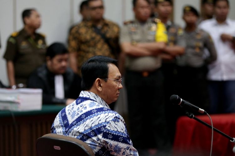 Terdakwa kasus dugaan penodaan agama, Basuki Tjahaja Purnama atau Ahok mengikuti sidang pembacaan putusan di Pengadilan Negeri Jakarta Utara di Auditorium Kementerian Pertanian, Jakarta Selatan, Selasa (9/5/2017). Majelis hakim menjatuhkan hukuman pidana 2 tahun penjara. Basuki Tjahaja Purnama dan kuasa hukumnya menyatakan banding. 