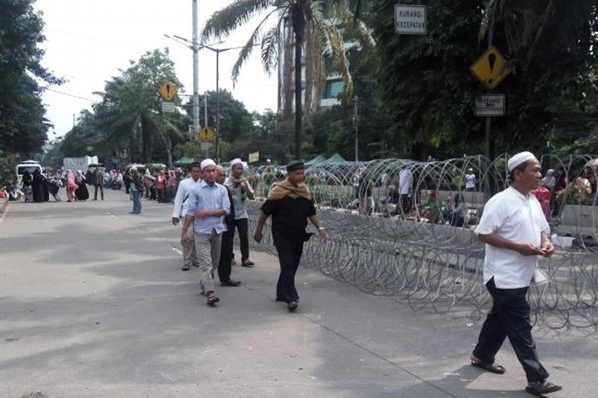 Susasana di Jalan RM Harsono seusai massa pendemo membubarkan diri pada Selasa (28/2/2017) sore.