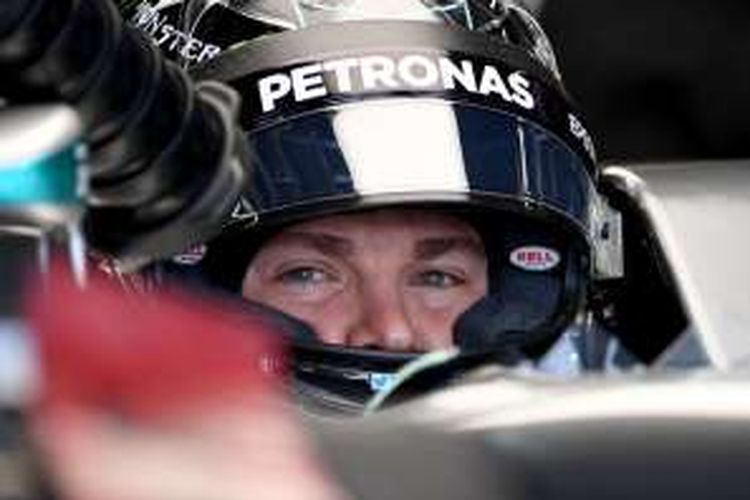 Pebalap Mercedes asal Jerman, Nico Rosberg, bersiap saat akan menjalani sesi latihan pertama GP Jepang di Sirkuit Suzuka, Jumat (7/10/2016).