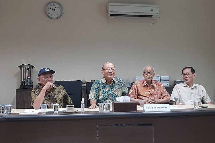 Pengurus dan Dewan Pembina Yayasan Trisakti saat konferensi pers di Kantor Yayasan Trisakti, Jakarta Timur, Selasa (14/5/2024).