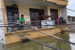 Banjir Kala Sahur: Perumahan Periuk Damai Tenggelam, Warga Bertahan di Atap