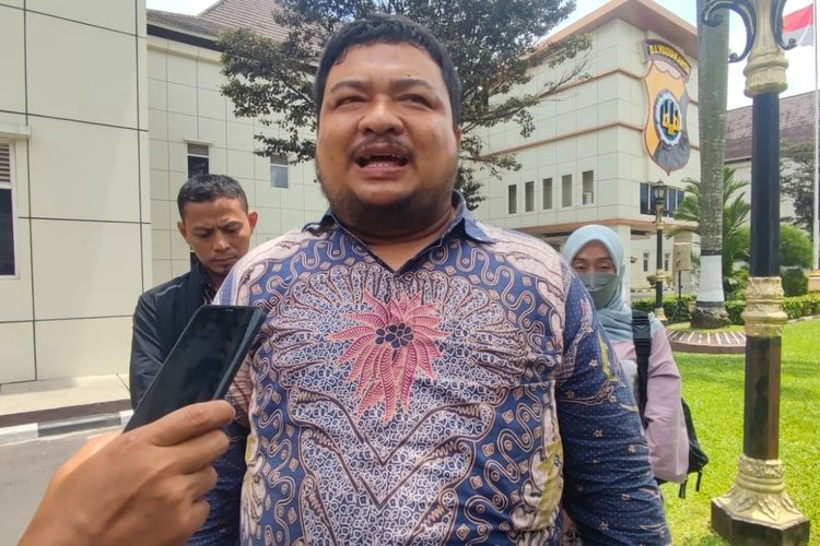 Kuasa hukum salah satu terdakwa kasus kejahatan jalanan Klitih di Gedongkuning, Kota Yogyakarta Taufiqurrahman saat menemui wartawan di Mapolda DIY