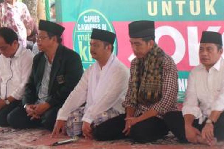 Kanan ke kiri: Ketua DPP PKB Marwan Jafar bersama calon presiden Joko Widodo saat bersilaturahim ke Pondok Pesantren Bustanul Ulum, Kelurahan Sumelap, Kecamatan Tamansari, Tasikmalaya, Jawa Barat, Kamis (12/6/2014).