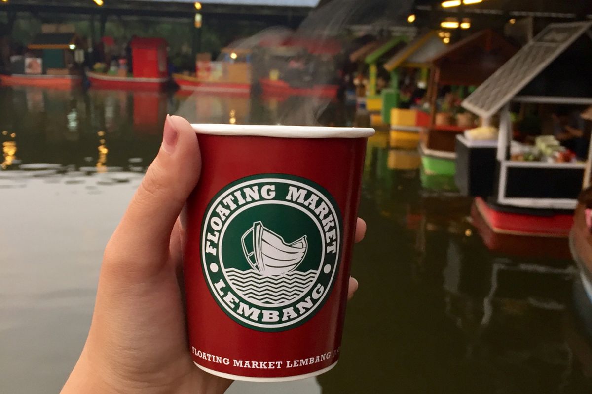 Segelas milo hangat yang bisa dinikmati dengan menukarkan tiket masuk di stan minuman.