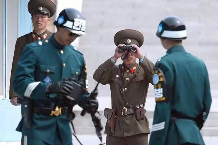 Tentara Korea Utara (berseragam coklat) di kawasan Zona Demiliterisasi (DMZ).