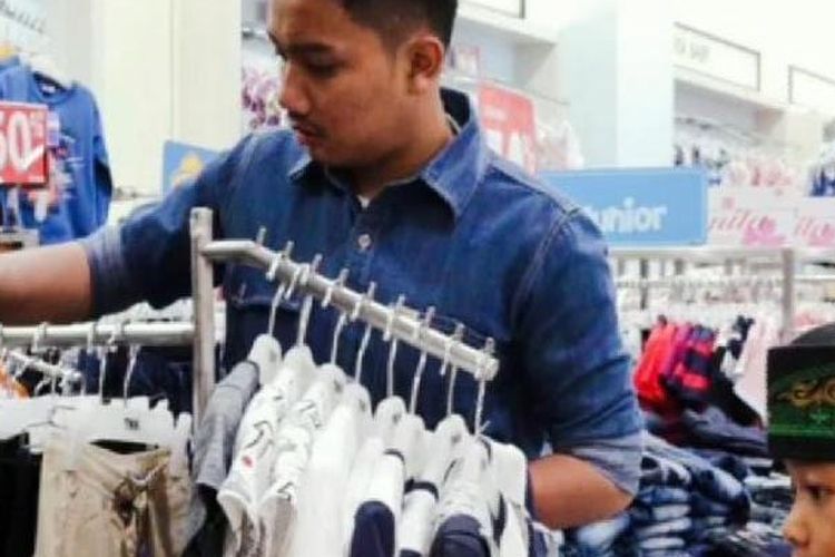 Momen saat Eril memilihkan baju untuk salah satu anak panti asuhan bernama Raihan di hari terakhir puasa Ramadhan 2019.