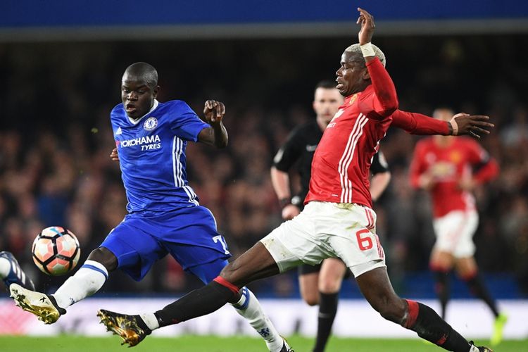 NGolo Kante berduel dengan Paul Pogba saat Chelsea melawan Manchester Unted pada partai lanjutan Premier League - kasta pertama Liga Inggris - di Stadion Stamford Bridge, 23 Otober 2016.