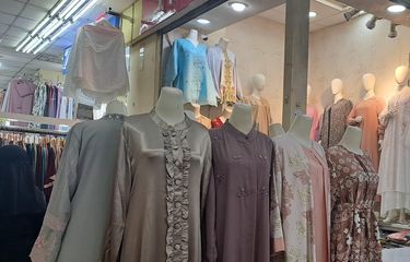 Beberapa model gamis di salah satu toko Mall Thamrin City, Jakarta Pusat. Gamis shimmer disebut laku keras dan jadi tren baju Lebaran 2024.