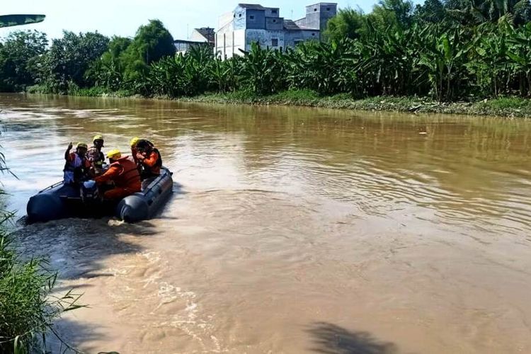 Tim SAR melakukan operasi penyelamatan