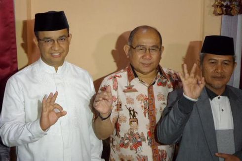 Ketika Nachrowi Ramli Kikuk Berpose Tiga Jari untuk Anies-Sandi