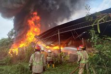 Gudang Biji Plastik di Jombang Terbakar, Petugas Masih Berupaya Padamkan Api
