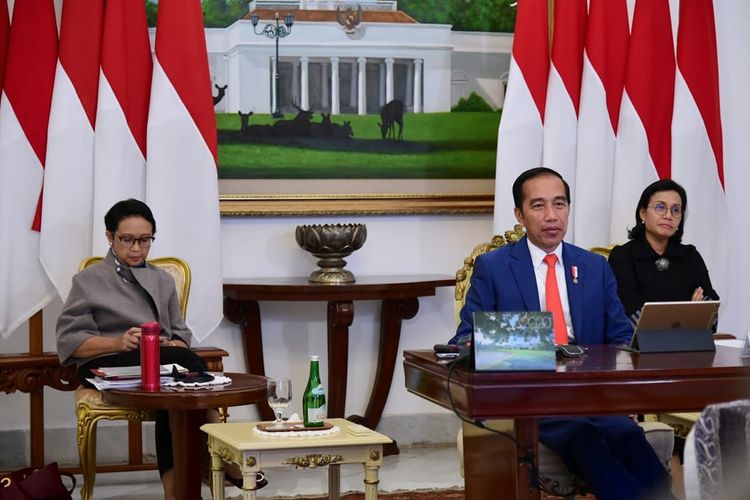 Presiden Joko Widodo (tengah) didampingi Menlu Retno Marsudi (kiri) dan Menkeu Sri Mulyani mengikuti forum KTT Luar Biasa G20 secara virtual dari Istana Bogor, Jawa Barat, Kamis (26/3/2020). KTT yang digagas oleh Arab Saudi selaku Ketua G20 tahun ini tersebut membahas upaya negara-negara anggota G20 dalam penanganan COVID-19. ANTARA FOTO/HO/Biro Pers Sekretariat Presiden/Muchlis Jr/sgd/aww.