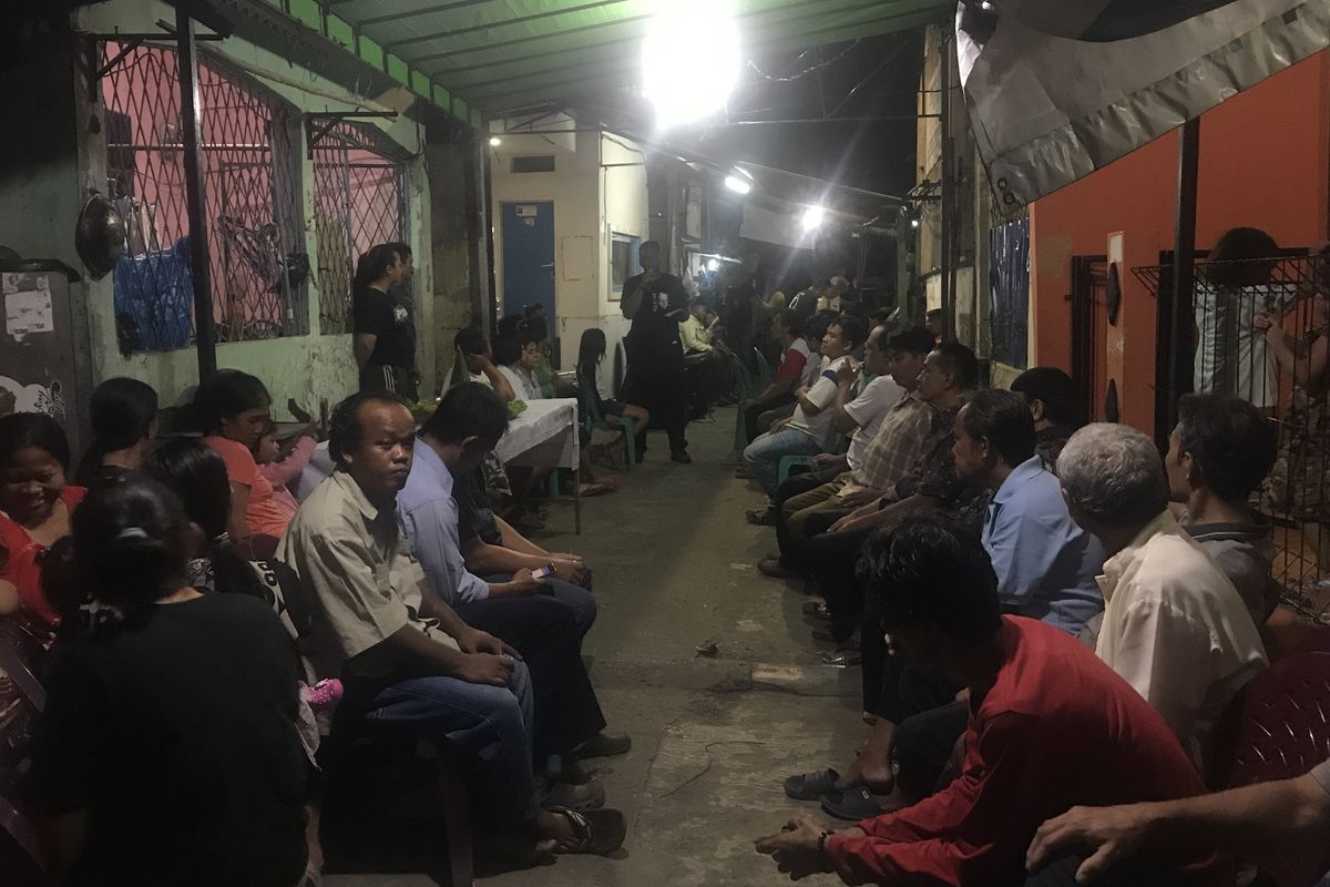 Suasana acara deklarasi damai dan makan bersama warga RT 009 RW 004 Kapuk Muara, Penjaringan, Jakarta Utara, Kamis (2/5/20190. Acara digelar untuk mempererat tali persaudaraan dan rasa syukur atas pemilu yang damai. Dalam acara tersebut baik warga pendukung paslon capres dan cawapres 01 dan 02 duduk berdampingan dan makan tumpeng bersama. 