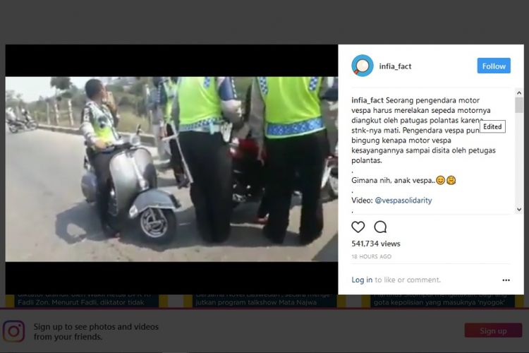 Vespa tanpa pelat nomor dibawa polisi.