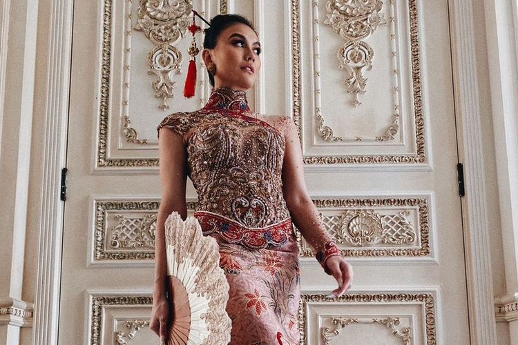 Agnez Mo mengenakan cheongsam stylish saat merayakan Tahun Baru Imlek 2023