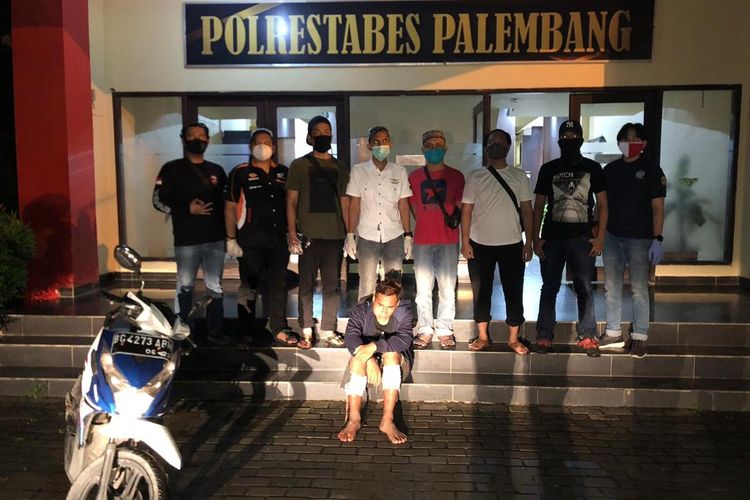 Sigit Praboyo (25) salah satu pelaku begal dengan modus menuduh korbannya sebagai suporter Sriwijaya FC saat diamankan di Polrestabes Palembang, Kamis (28/5/2020).