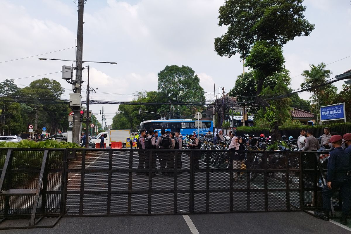 Ada barikade di depan Jalan Imam Bonjol jelang pengundian nomor urut capres cawapres di kantor KPU RI, Menteng, Jakarta Pusat, Selasa (13/11/2023). (KOMPAS.com/XENA OLIVIA)