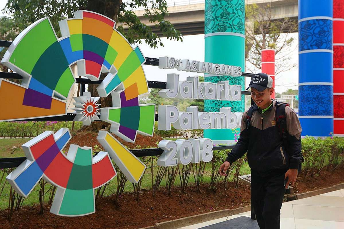 Sejumlah maskot dan logo Asian Games 2018  menghiasi Terminal 3 Bandara SOekarno-Hatta, Tangerang, Banten, Kamis (5/07/2018). PT Angkasa Pura AP (II) selaku pengelola bandara menyatakan siap memfasilitasi kedatangan dan kepulangan peserta Asian Games 2018 dengan menyiapkan sarana dan prasarana di tiga bandara yakni Bandara Soekarno Hatta, Bandara Sultan Mahmud Badaruddin II Palembang dan Husein Sastranegara Bandung.