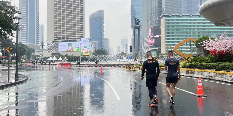 Suasana Hari Bebas Kendaraan Bermotor (HBKB) atau car free day (CFD) di ruas Jalan Jenderal Sudirman–MH Thamrin, Jakarta, tampak lebih lengang dari biasanya, Minggu (22/2/2026).