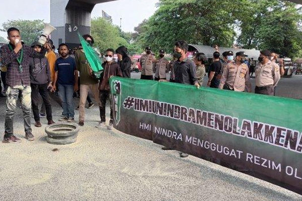 Demo mahasiswa di kolong Flyover Pasar Rebo, Kecamatan Ciracas, Jakarta Timur, Senin (5/9/2022). 
