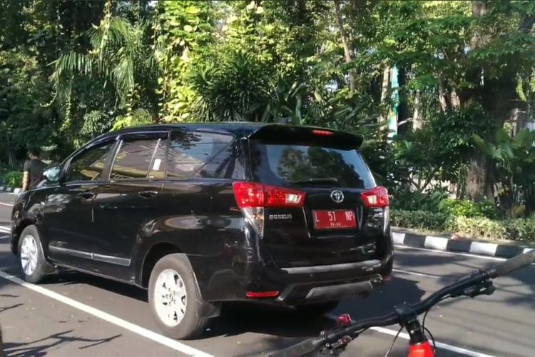 Mobil pelat merah dengan nopol L 51 NP menerobos masuk ke area Car free Day (CFD) di Jalan Darmo, Surabaya, pada Minggu (22/5/2022)
