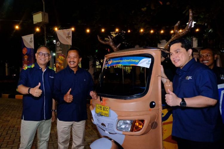 Direktur Utama PT PGN Tbk Jobi Triananda Hasjim (kedua kiri) bersama Presiden INASGOC Erick Thohir (kanan) dan Direktur Revenue Department Hasani Abdulgani (kiri) berfoto di bajaj Atung, salah satu maskot Asian Games 2018 seusai penandatangan Perjanjian Kerjasama Sponsorsip Asian Games 2018 di Kantor PGN, Jakarta. Dalam perjanjian kerja sama tersebut PGN akan membantu sejumlah kegiatan promosi sampai mendukung acara pembukaan ajang olahraga terbesar di Asia tersebut.

