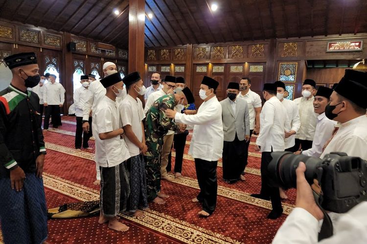 Menteri Pertahanan Republik Indonesia Prabowo Subianto bersilahturahim terbatas dengan stafnya usai melaksanakan salat Id di Masjid Nurul Wathan, Hambalang, Kabupaten Bogor, Senin (2/5/2022). Foto: Juru Bicara Prabowo Subianto Dahnil Anzar Simanjuntak.