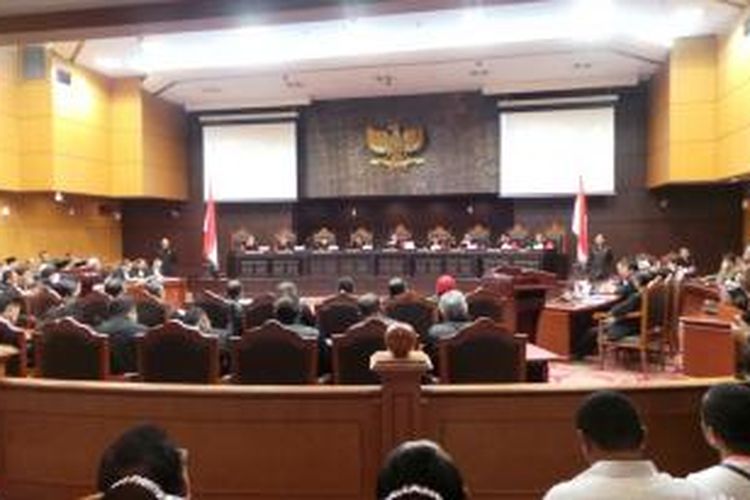 Suasana sidang perdana perselisihan hasil pemilihan umum (PHPU) presiden dan wakil presiden 2014 di Mahkamah Konsistusi, Jakarta, Rabu (6/8/2014). Agenda sidang adalah pemeriksaan perkara, di mana Prabowo-Hatta sebagai pemohon harus membacakan ringkasan perkaranya di depan sembilan hakim MK. 