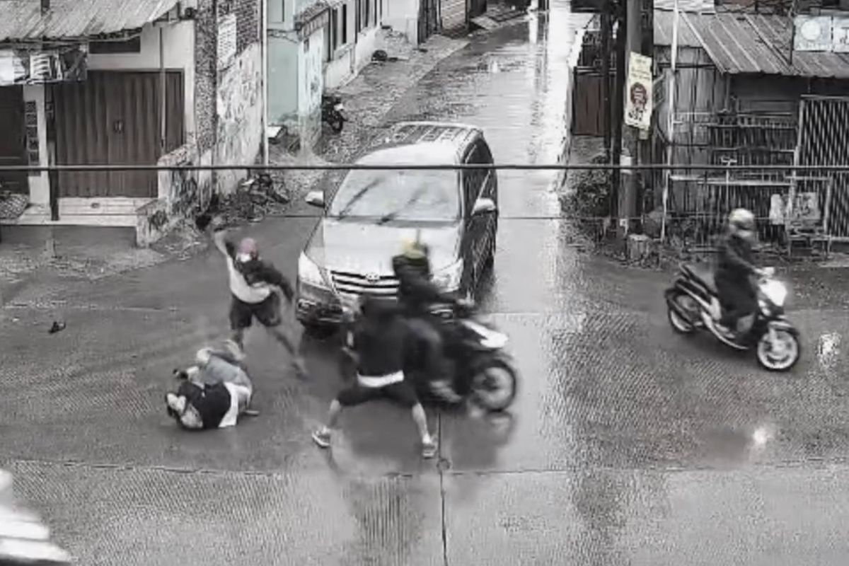 Seorang juru parkir di Kecamatan Bojongsoang, Kabupaten Bandung, Jawa Barat, dibacok oleh orang tak dikenal, pada Senin lalu, video pembacokan itu ramai di sosial media