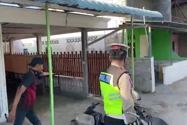 Dalam video itu, seorang Pria tampak melempar sepeda motor miliknya dengan menggunakan batu berukuran besar secara berulang.