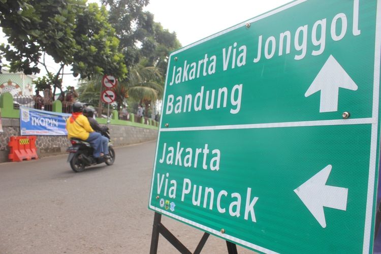 Kendaraan saat melintas melewati plang penunjuk jalan di ruas jalur mudik di Kabupaten Cianjur, Jawa Barat.