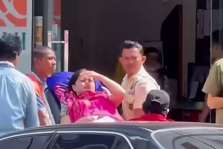 Viral Pelajar Korban Lakalantas Datangi Bank BNI Pakai Troli Pasien, Urus Aktivasi Program Indonesia Pintar