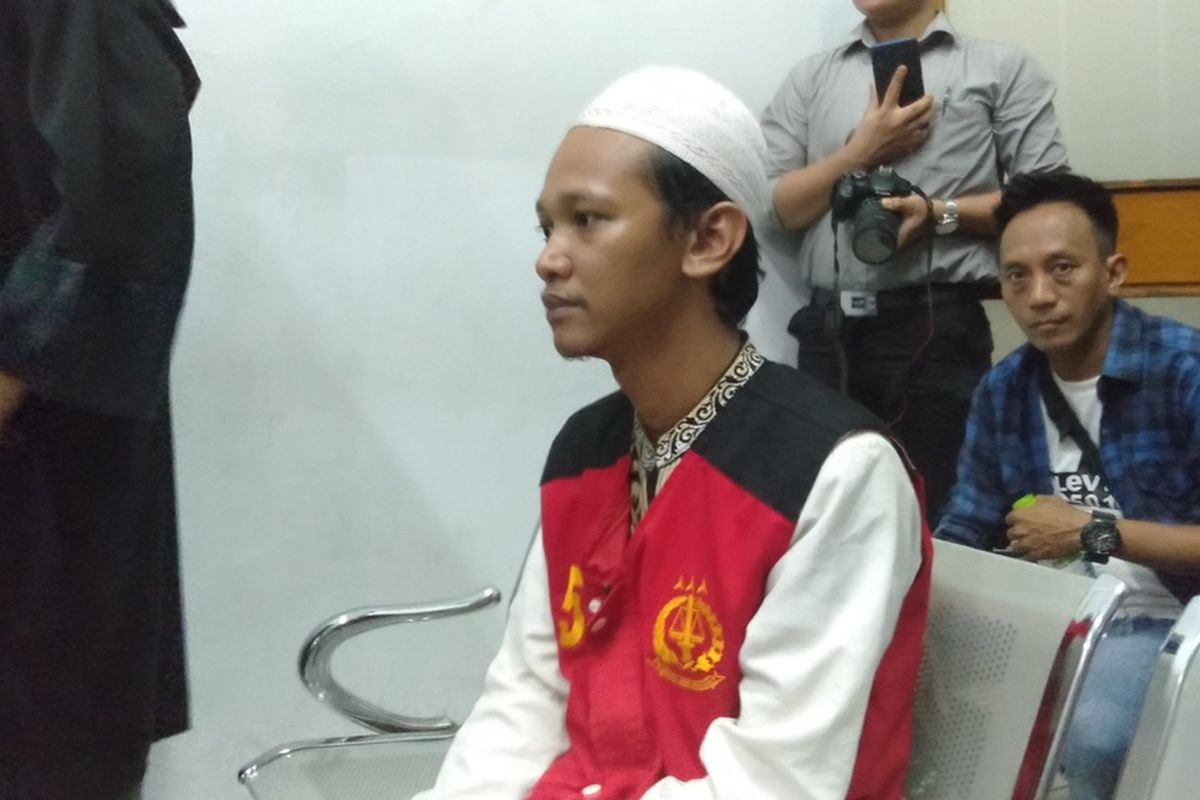 terdakwa kasus pencurian, Ari Darmawan di Pengadilan Negeri Jakarta Selatan, Selasa (3/10/2020)