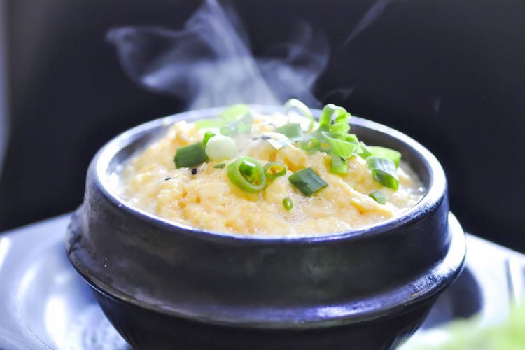 Ilustrasi Korean-style steamed eggs atau gyeran jjim (telur kukus ala korea).