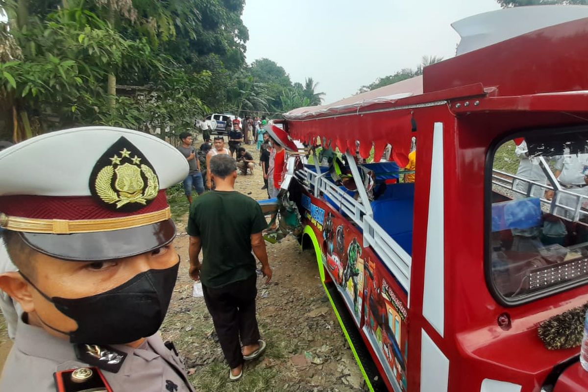 Odong-odong tertabrak kereta api di perlintasan kereta Desa Silebu, Kecamatan Kragilan, Kabupaten Serang, Banten, Selasa(26/7/2022).