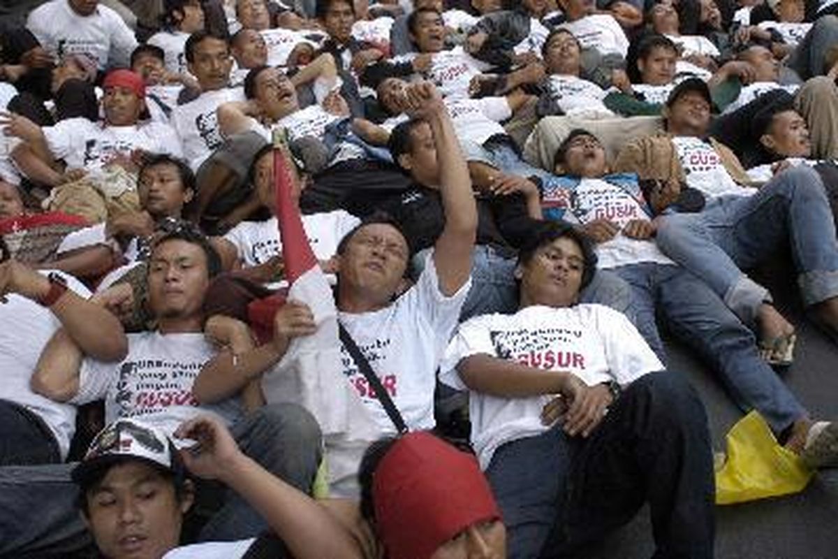 Ratusan pedagang Pasar Barito bertahan dari dorongan Satuan Polisi Pamong Praja yang terus maju untuk melakukan eksekusi pembongkaran Pasar Barito, Jakarta Selatan, Jumat (18/1). Ratusan kios di Pasar Barito akhirnya rata dengan tanah dibongkar oleh petugas Satpol PP menggunakan alat berat.  Kristianto Purnomo (KP) 18/1/2008   