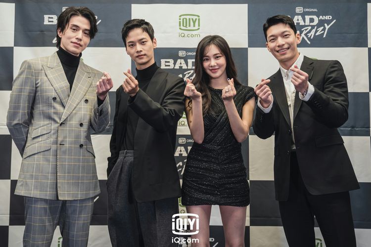 Para pemeran drama Korea Bad and Crazy, Lee Dong Wook, Cha Hak Yeon, Han Ji Eun, dan Wi Ha Joon setelah konferensi pers virtual, Senin (13/12/2021).