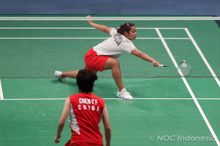 Gregoria Mariska Tunjung saat melawan Chen Yu Fei pada pertandingan perempat final nomor beregu cabor bulu tangkis Asian Games 2022 di Binjiang Gymnasium, Jumat (29/9/2023). Indonesia kalah 0-3 dari China. 