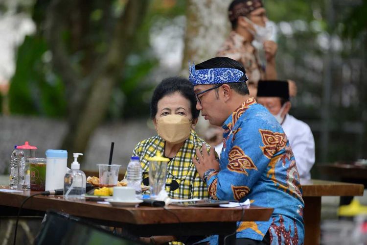 Gubernur Jawa Barat Ridwan Kamil bersama politisi senior Partai Golkar Popong Otje Djundjunan di Taman Hutan Raya (Tahura), Bandung, Selasa (25/1/2022).