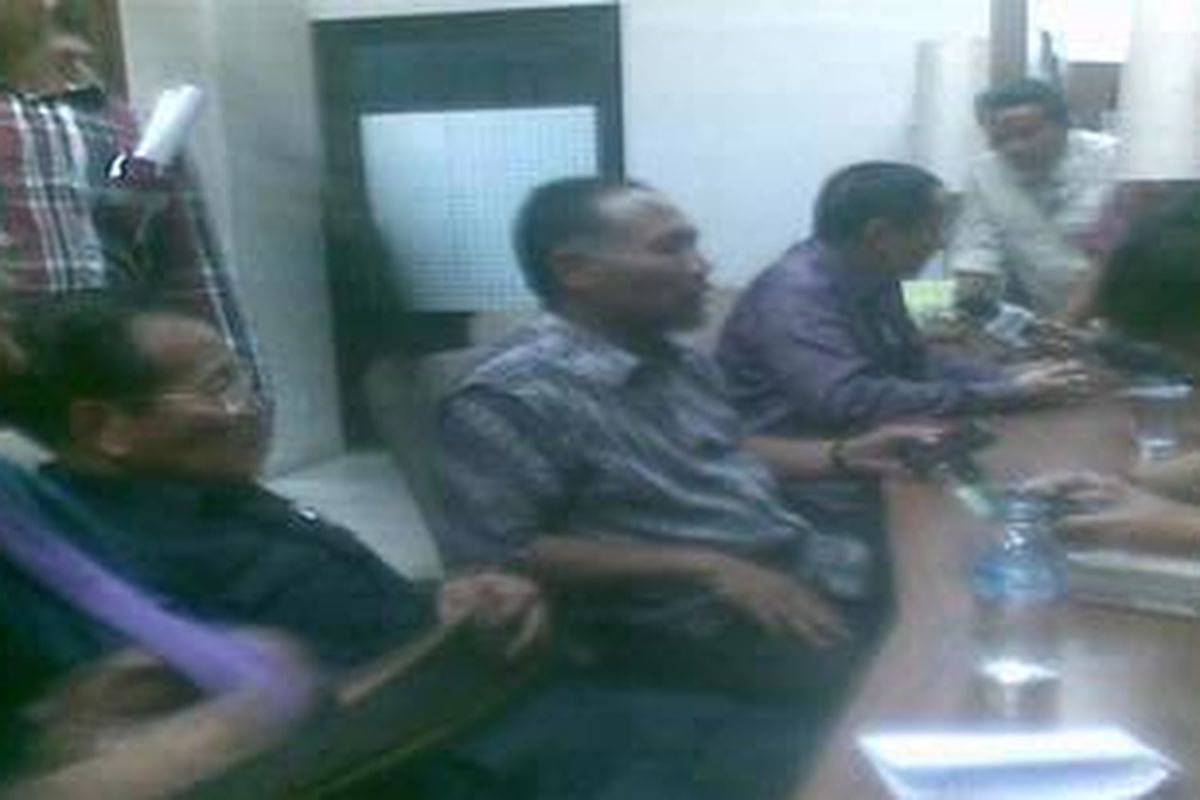 Bambang Widjojanto, kuasa hukum pihak rektorat Universitas Trisakti saat jumpa pers terkait kemelut pengelolaan kampus swasta di Grogol Jakarta Barat, Kamis (19/5/2011)